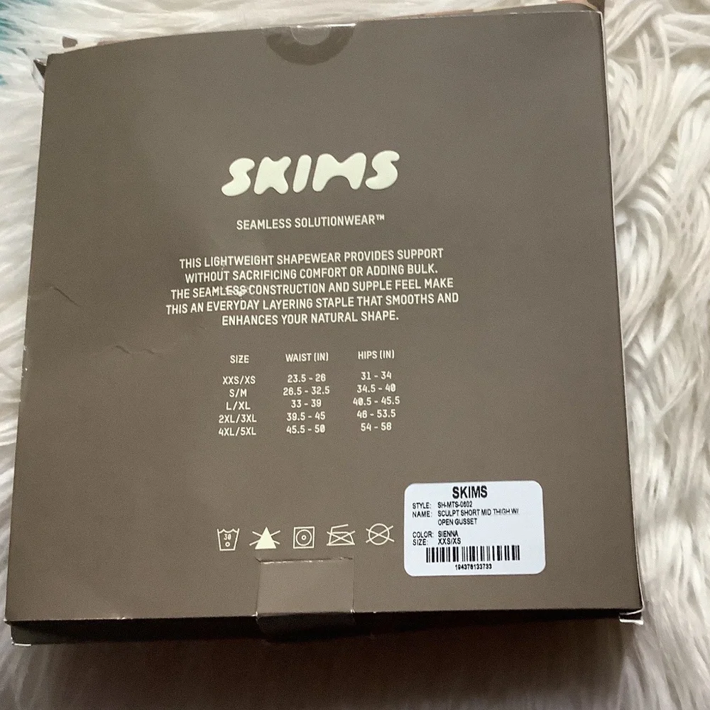 Skims Nwt short mid thigh with open gusset - Picture 7 of 8